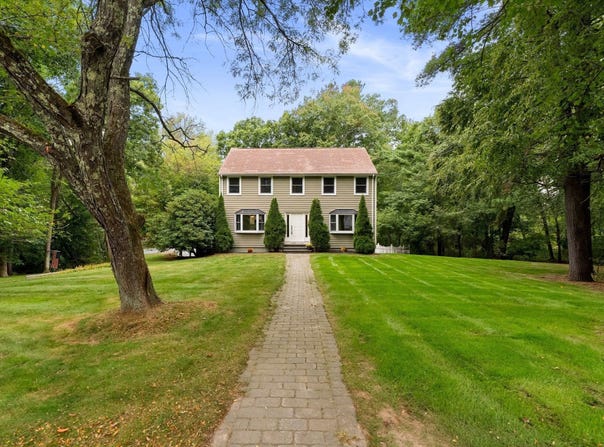 1 Nottingham Dr, Raynham, MA 02767
