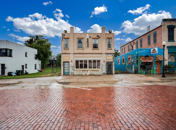 205 S West Ave, Lyons, KS 67554