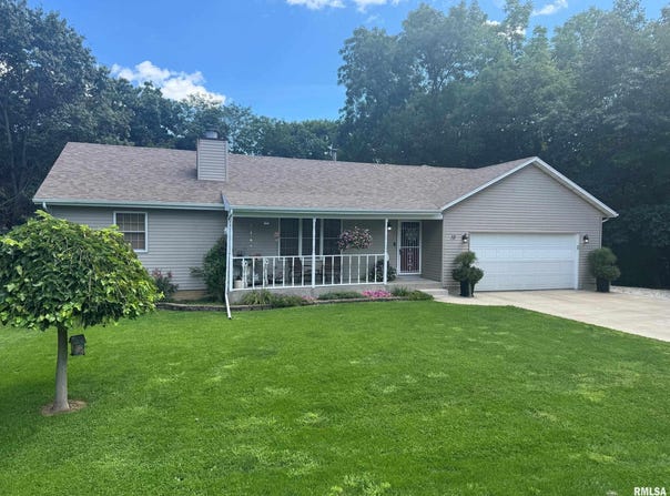 10 CORNWALL Avenue, Mackinaw, IL 61755