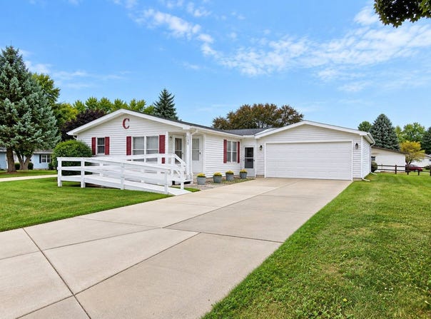 328 SAINT IVES S, Lansing, MI 48906