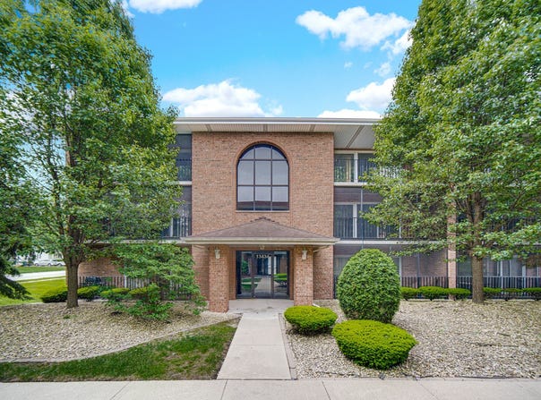 13434 E Circle Drive, Crestwood, IL 60418