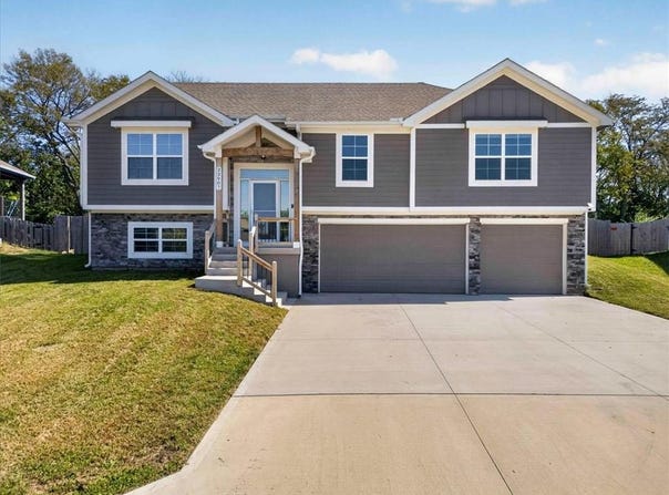 22907 S Ridgeview Drive, Peculiar, MO 64078