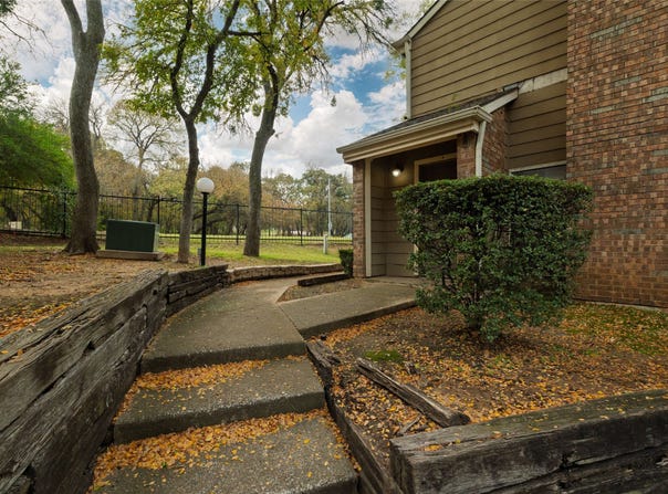 2104 Park Willow Lane, Arlington, TX 76011
