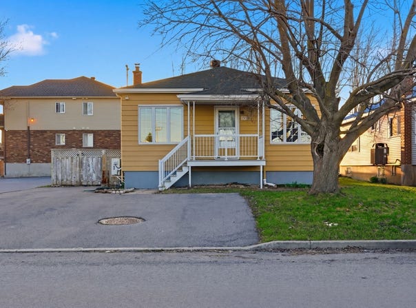 101 Rue Laplante, Saint-Constant, Quebec J5A1L4