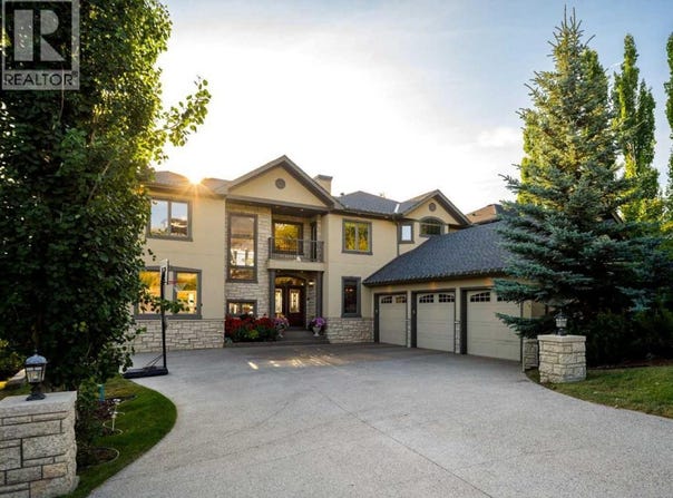 3221 77 Street SW, Calgary, Alberta T3H5M1