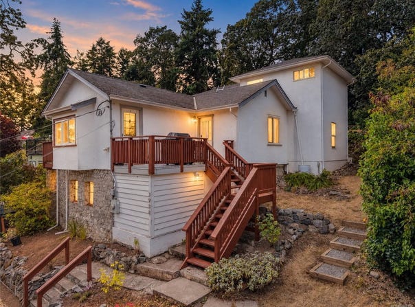 3938 Wilkinson Rd, Saanich, British Columbia V8Z 5A2