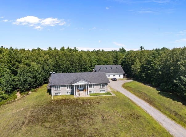 54 Rue France, Mansfield-et-Pontefract, Quebec J0X1R0