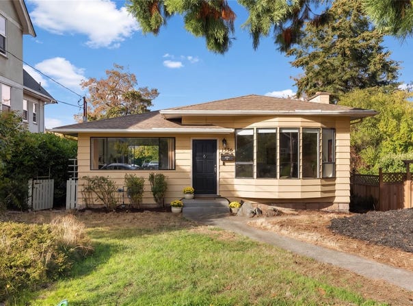 1556 Gladstone Ave, Victoria, British Columbia V8R 1S5