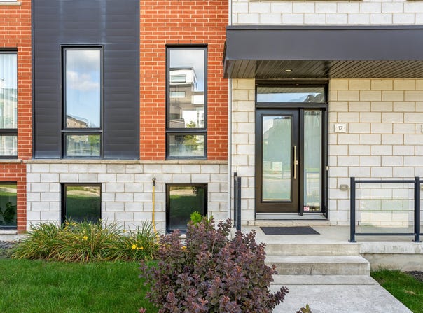 17 Av. des Chênes, Candiac, Quebec J5R0V2