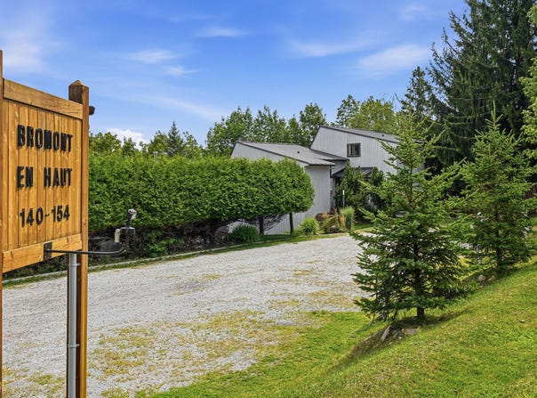 142 Rue de Rouville, Bromont, Quebec J2L 2B9