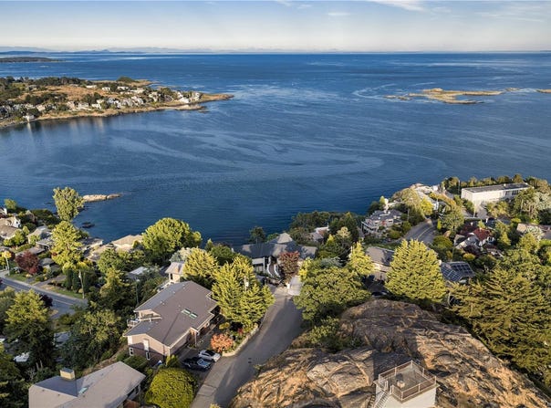 121 Denison Rd, Oak Bay, British Columbia V8S2K2