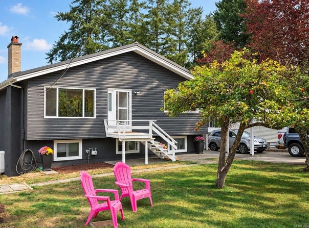 558 Kenneth St, Saanich, British Columbia V8Z 2B7
