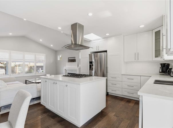 2508 Shakespeare St, Victoria, British Columbia V8R4G5