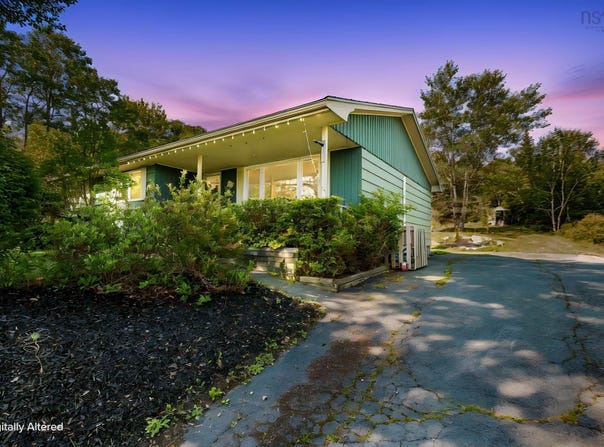 1053 Terence Bay Road, Terence Bay, Nova Scotia B3T 1X5