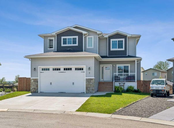 7 Bishop Circle, Carstairs, Alberta T0M 0N0