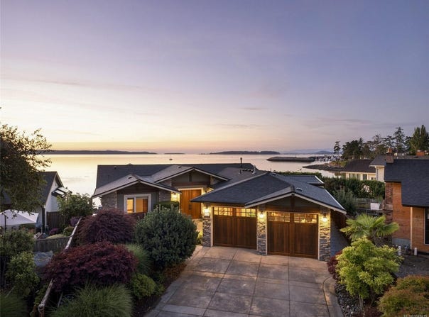 10206 Surfside Pl, Sidney, British Columbia V8L3R5