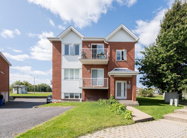1220 Place Rochefort, Brossard, Quebec J4X2V9