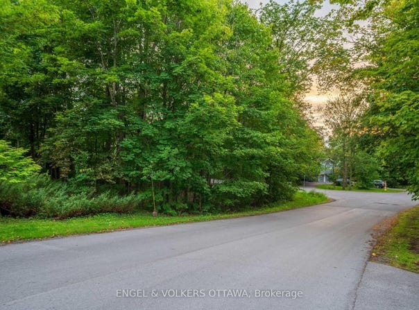 8 Davidson Drive, Beacon Hill North - South and Area, Ontario K1J 7J9