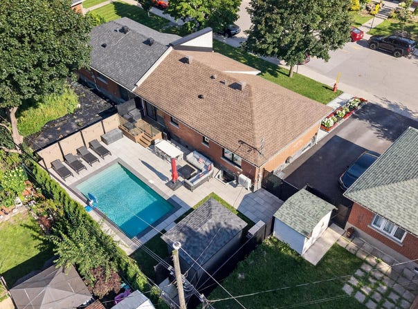 4251 Rue Badgley, Montréal, Quebec H4P1N9
