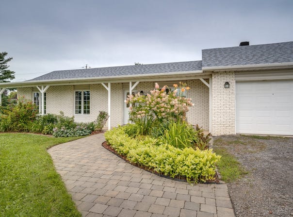 1035 Rue Émile, Les Cèdres, Quebec J7T1H2