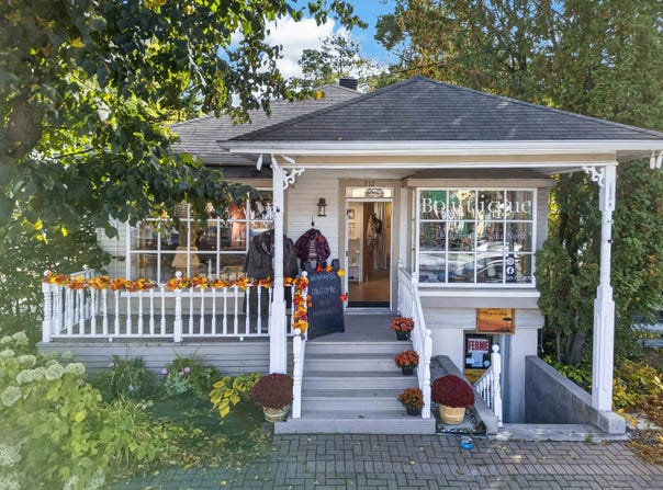 813 815 Rue de St-Jovite, Mont-Tremblant, Quebec J8E 3J8