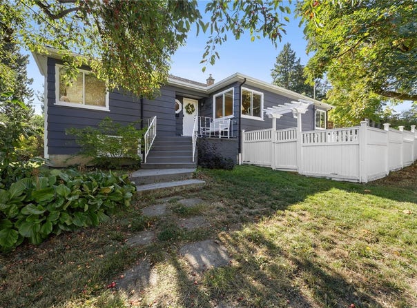 741 Cowper St, Saanich, British Columbia V9A 2G1