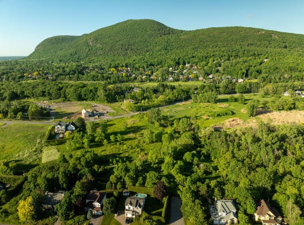 Ch. de la Montagne, Mont-Saint-Hilaire, Quebec J3G4S6