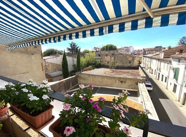 Nîmes, Languedoc-Roussillon 30000