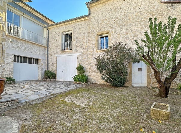 Nîmes, Languedoc-Roussillon 30000