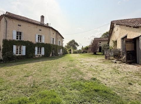 AUBETERRE SUR DRONNE, Poitou-Charentes 16390