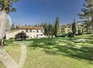 Saint-Étienne-du-Grès, Provence-Alpes-Côte d'Azur 13103