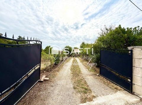 Castets-En-Dorthe, Aquitaine 33210
