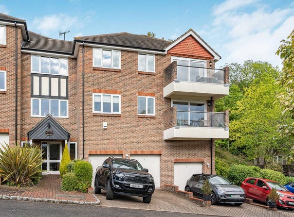 Southview Road, Warlingham, England CR6 9JE