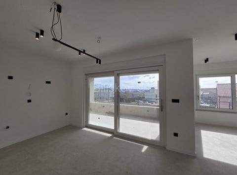 Kastel Luksic, Splitsko-dalmatinska 21216