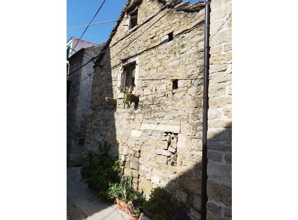 Kastel Luksic, Splitsko-dalmatinska 21212