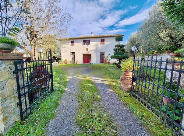 Peccioli, Tuscany 56037