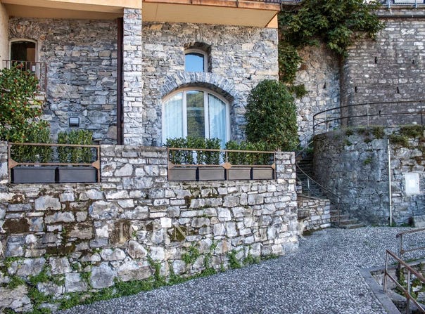 Como, Lombardy 22100