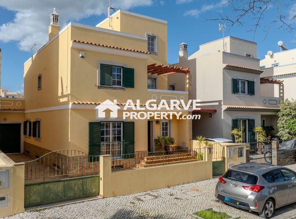 Quelfes, Algarve 8700