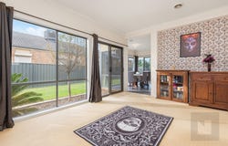 10 Narooma Avenue, Burnside, Vic 3023