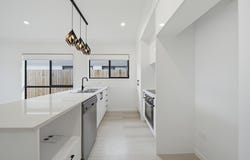 8 William Close, Park Ridge, Qld 4125
