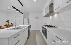 5 Edwin Close, Manor Lakes, Vic 3024