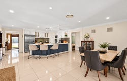 1 Bushlark Way, Carindale, Qld 4152