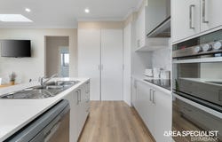 2/11 Throsby Crescent, Deer Park, Vic 3023