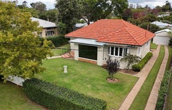 4 STONEHAVEN Street, Mount Lofty, Qld 4350