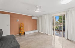 2/383 Esplanade, Torquay, Qld 4655