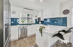 1&2/32 Finch Street, Slade Point, Qld 4740