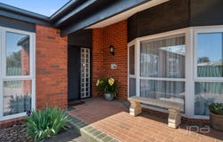 15 Stanley Crescent, Brookfield, Vic 3338