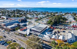 27 Brighton Road, Sandgate, Qld 4017
