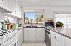 2/4 Greenlaw Crescent, Berwick, Vic 3806