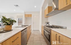 16 CROWLANDS CIRCUIT, Eynesbury, Vic 3338